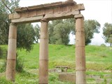 Остатки портика с дорическими колоннами.