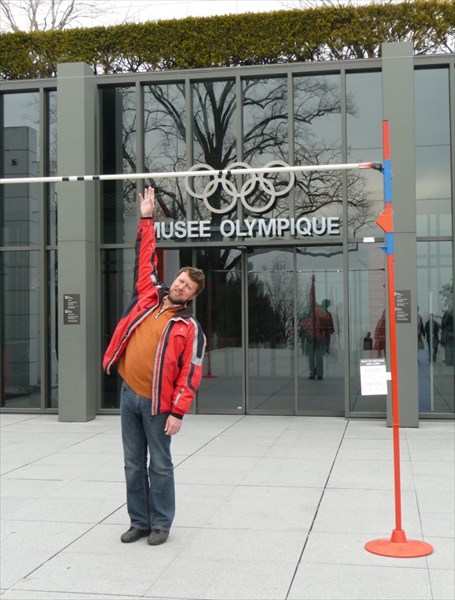 Перед входом в Олимпийский музей...