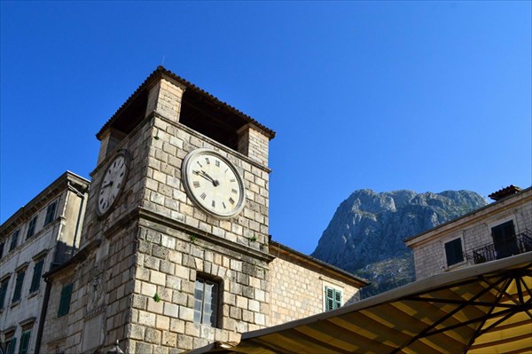 Часовая башня на площади Оружия