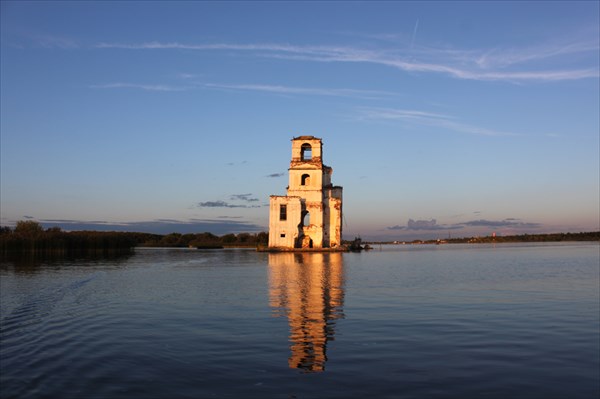 Церковь. Вид со стороны Белого озера