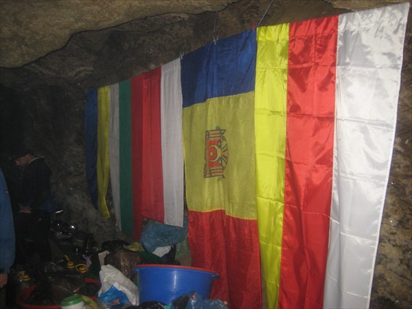 Флаги бывших и нынешних жителей ПБЛ "Оазис"