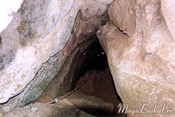 Восточный вход в пещеру на мысе Бурхан
