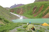 Лагерь альпинистов на озере