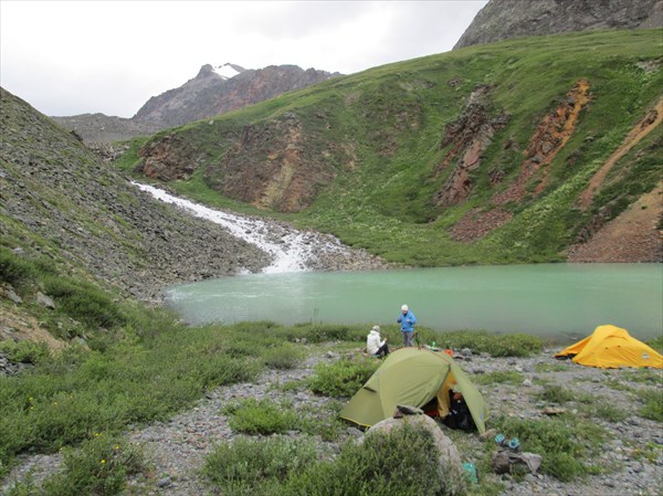 Лагерь альпинистов на озере