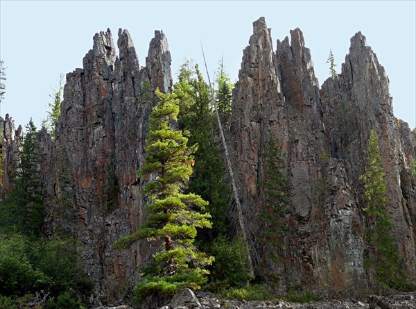 Скалы на Подкаменной Тунгуске на притоке Уксиктэ