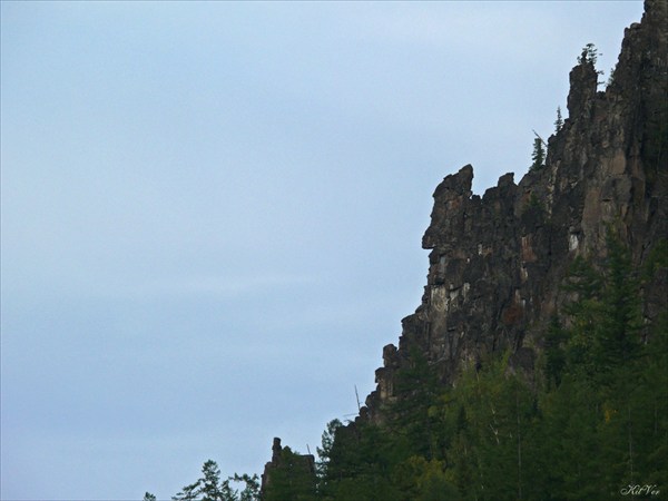 Профиль скалы в центре напоминает идола с о. Пасхи