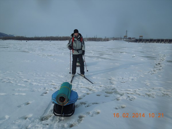 Лёд Волги истоптан рыбаками