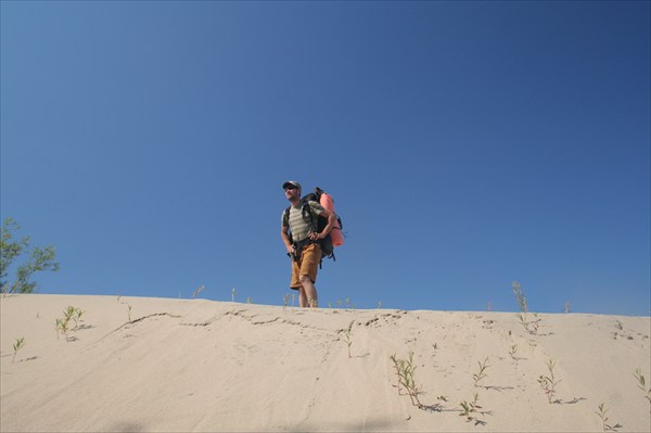 Рома забрался на дюну, оценивая масштабы песочницы:)