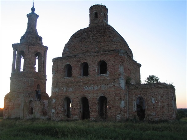 руины церкви
