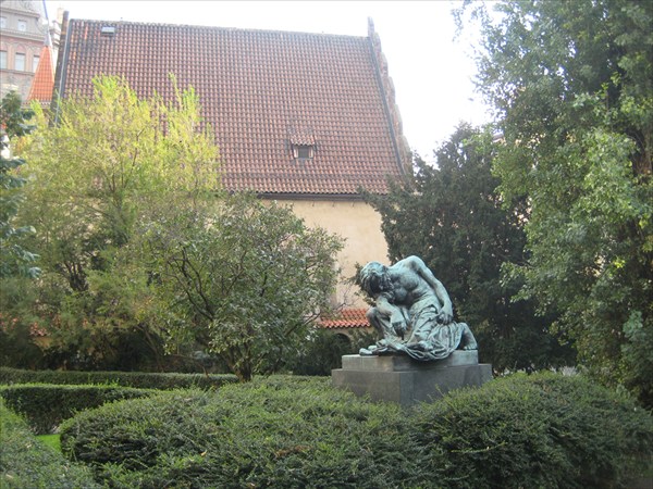 Moses_statue_near_Oldnew_Synagogue_in_Prague