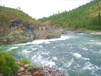 Вот здесь-то нас и замесило под скалу