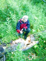 Егор перерубает малюсеньким топором огромное дерево
