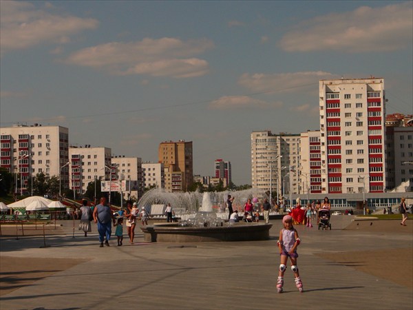 Площадь перед памятником