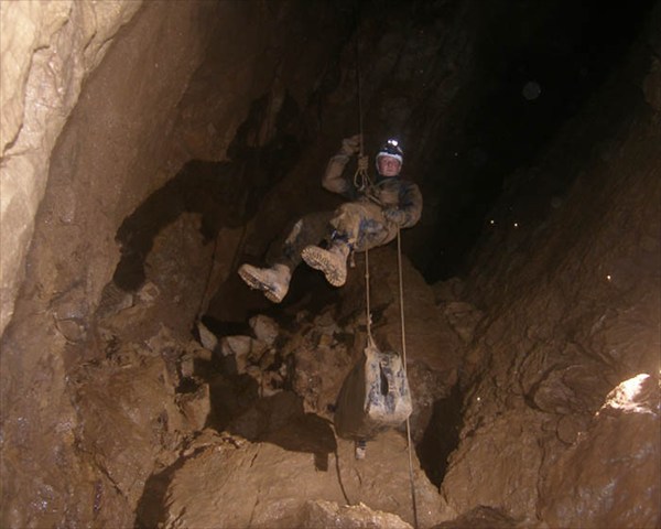 Транспортировка генератора по пещере, спуск в грот Большой (фото