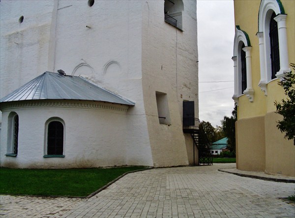 Двор монастыря.