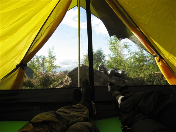 Вид из палатки, камень у входа убрать невозможно - часть горы.