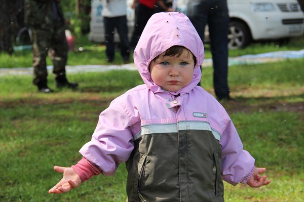 Тая удивленно:"А где же комары?"