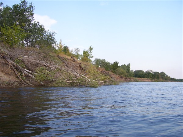 Вода ежегодно подмывает берега 