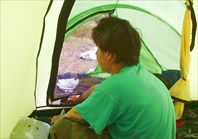 Ремонт катамарана в палатке