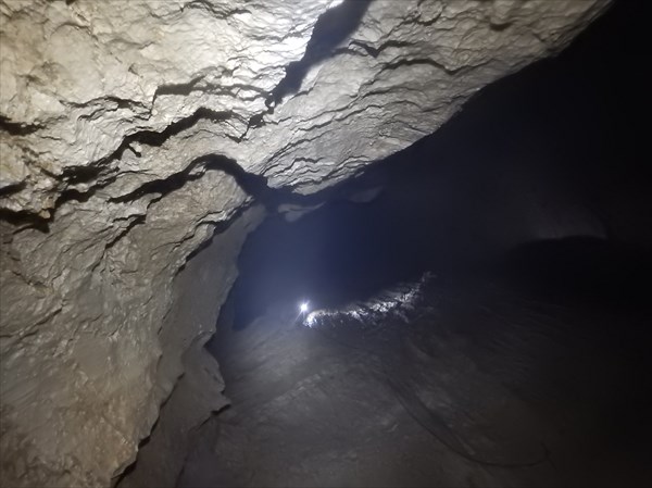 Спуск в пещеру `П-1`, ниже 200 м.