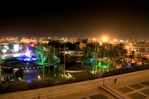 Ночной вид на Бандер-Аббас из окна гостиницы