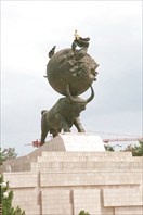 Центр Ашхабада. Памятник жертвам землетрясения.