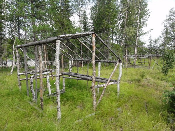 Каркасы под палатки на базе геологов.