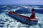 Местный рыбак у одного из островов Коморос