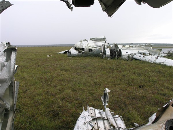Останки самолёта на Тукалане