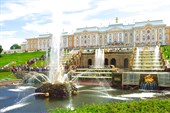 Большой каскад и Большой дворец в Петергофе.