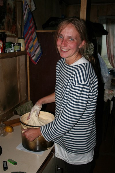 Елена Викторовна месит тесто для хлеба