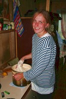 Елена Викторовна месит тесто для хлеба