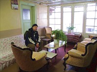 Холл в отеле Лал