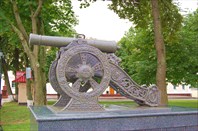 Пушка рядом с памятником-Памятник героям Отечественной войны 1812 года