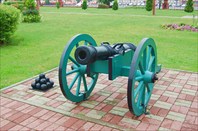 Одна из пушек близ памятника-Памятник героям Отечественной войны 1812 года