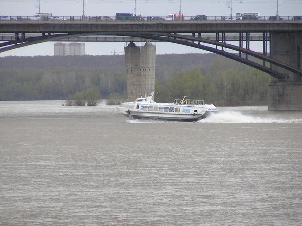 Катер под аркой моста