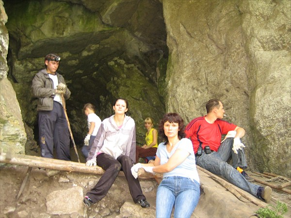 Перекур у входа в пещеру