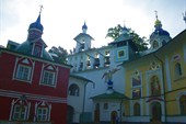 Успенская (XV в) и Покровская (XVIII в) церкви.