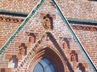 Терракотовые скульптуры на фасаде церви Св.Иоанна