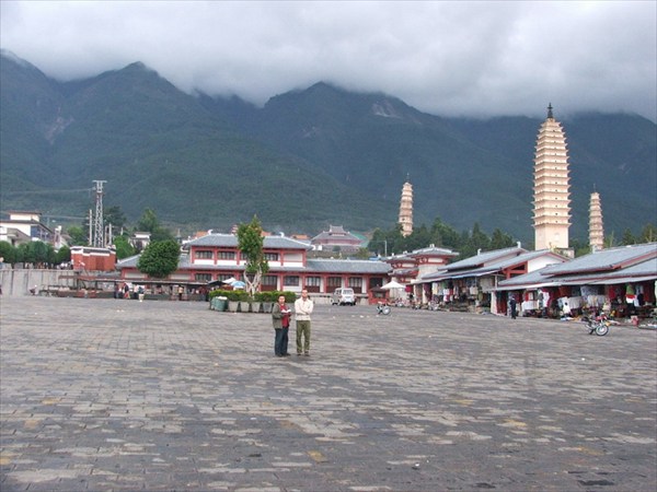 рыночная площадь перед Three Pagodas