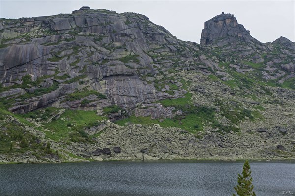 Скалы над озером Каровое