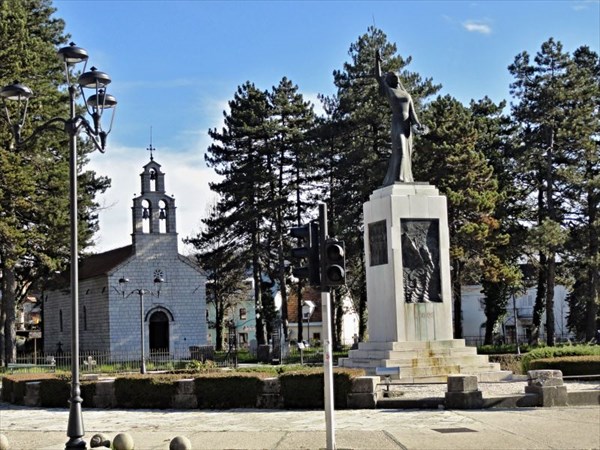 Церковь Влашка и памятник Душа Ловчена.