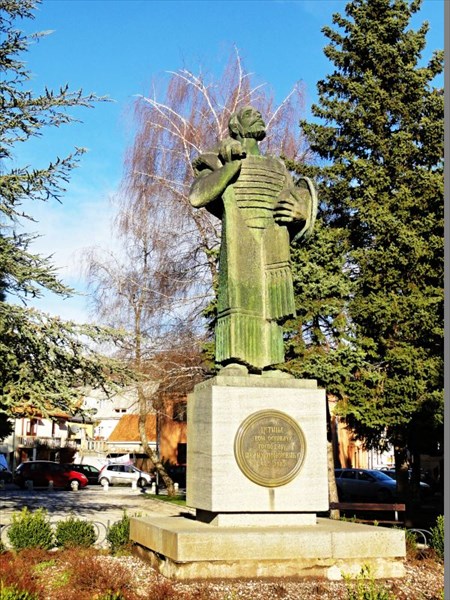 Памятник основателю города Ивану Черноевичу.