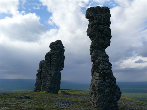 Каменные истуканы хребта Маньпупунёр