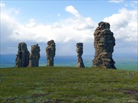 Каменные истуканы хребта Маньпупунёр