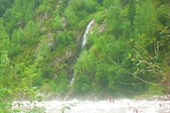 Водопад на противоположном берегу от устья р. Венга
