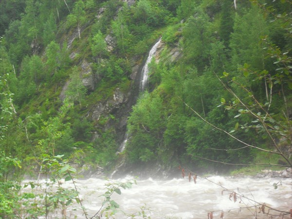 Водопад на противоположном берегу от устья р. Венга