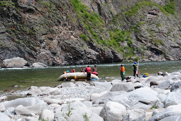 Левее остался порог "Скала каландрашвили", оверкиль в пороге..