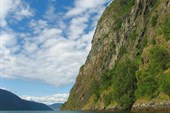 А стены все выше, а кручи все круче (Aurlandsfjord)...