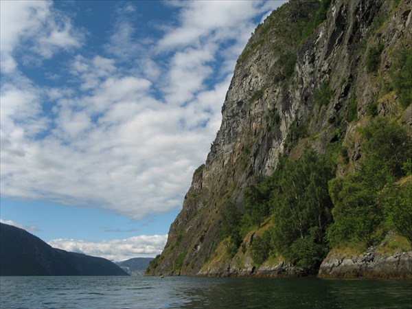 А стены все выше, а кручи все круче (Aurlandsfjord)...